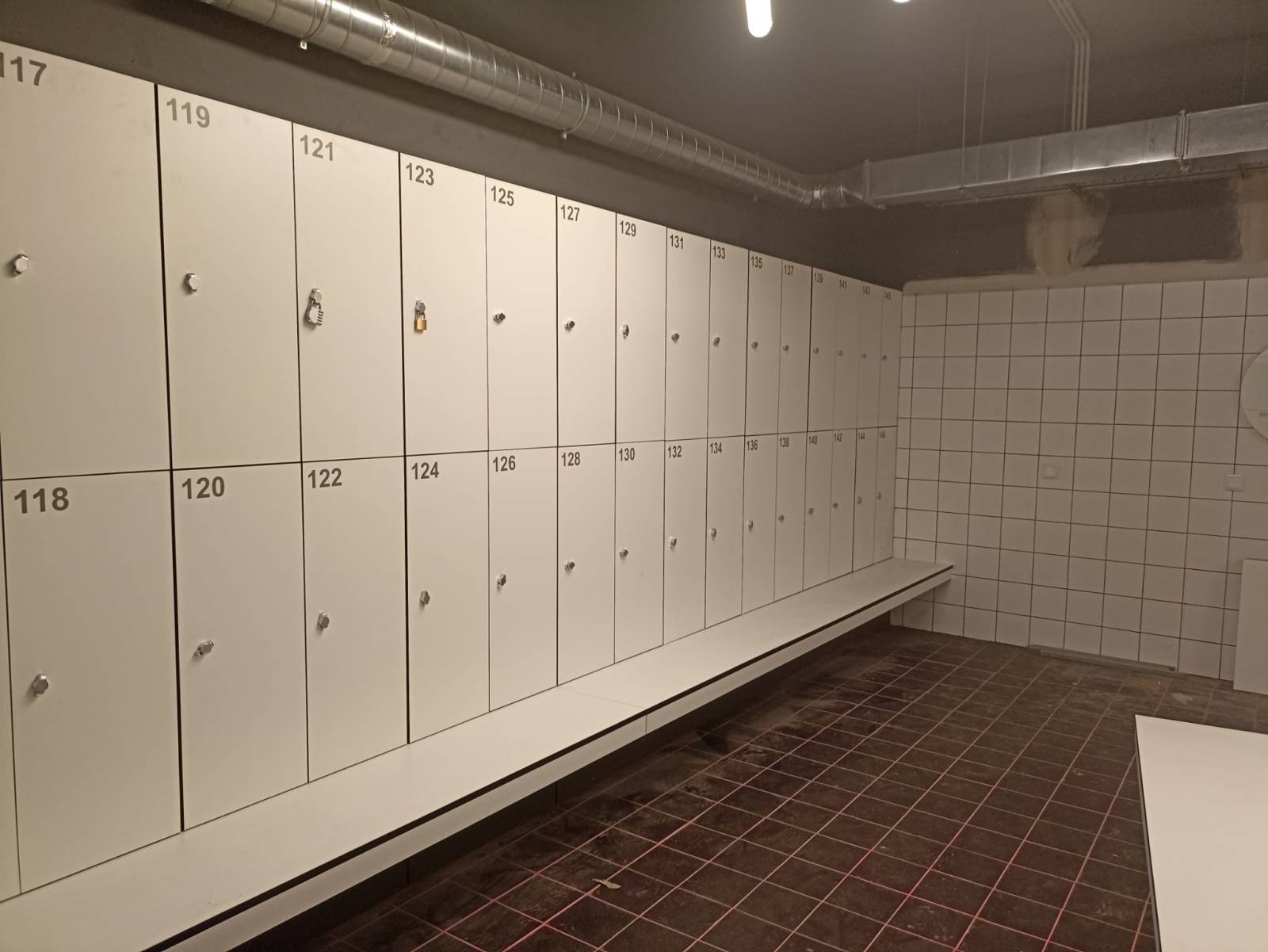 Vestiaire métallique et casier stratifié fabriqué par CVCSA pour projet d'aménagement