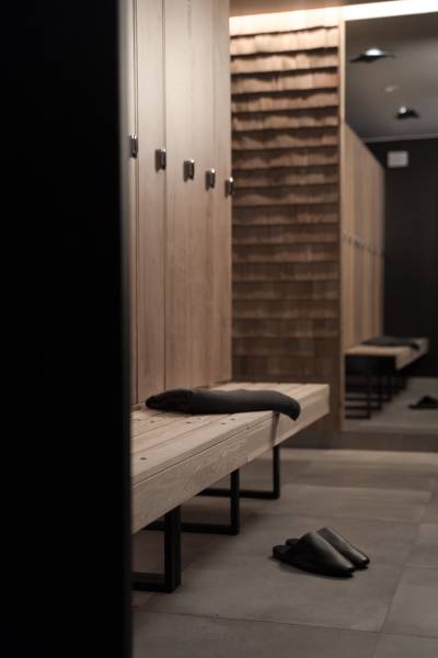 armoire vestiaires en bois mélaminée installée dans un spa