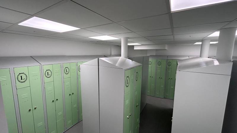 Installation de casiers vestiaires métallique en L pour les vestiaires de la maison Ladurée